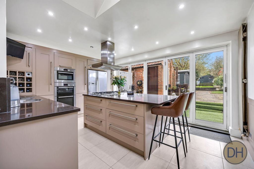 Property photo 2 of 24 High Road North Weald