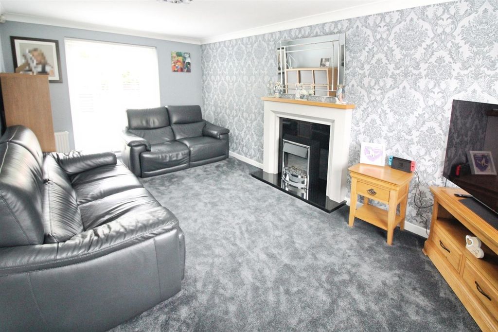 Property photo 3 of 18 Lounge