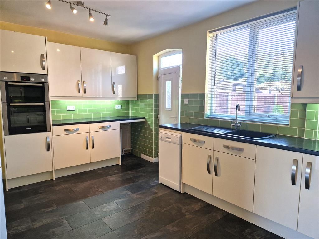 Property photo 3 of 11 Kitchen