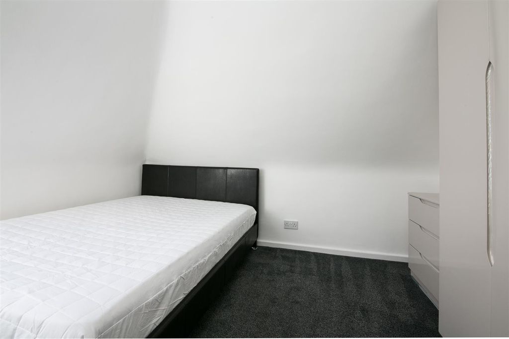 Property photo 3 of 9 F5 66 Longley Road Sw17 Bedroom 1B.Jpg