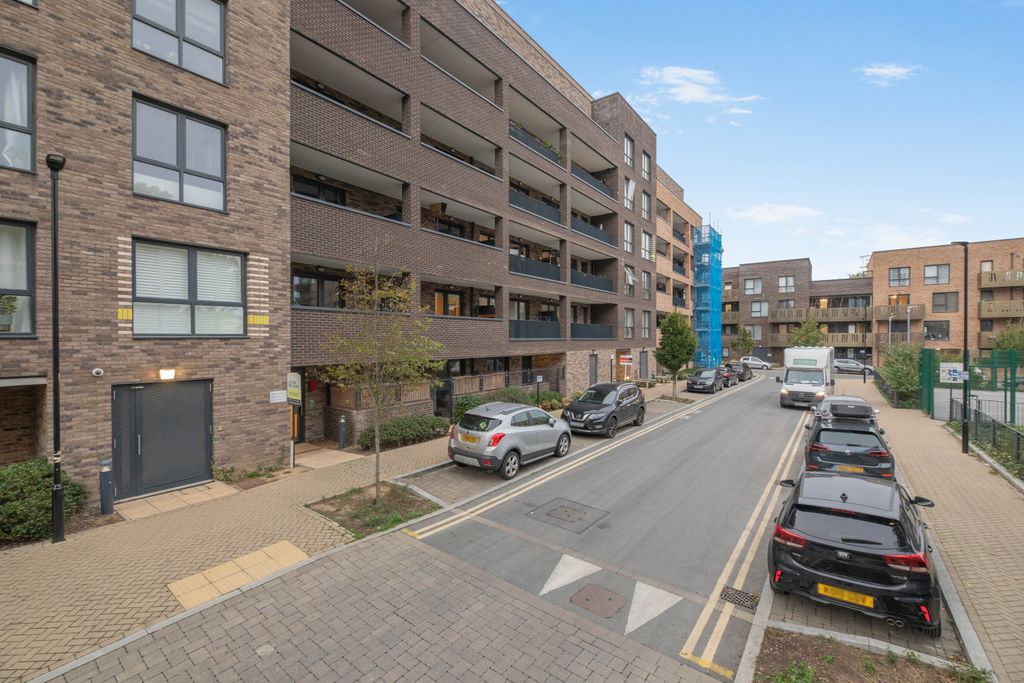 Property photo 3 of 16 Street Scene