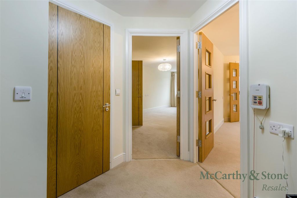 Property photo 2 of 22 8707574-Interior13.Jpg