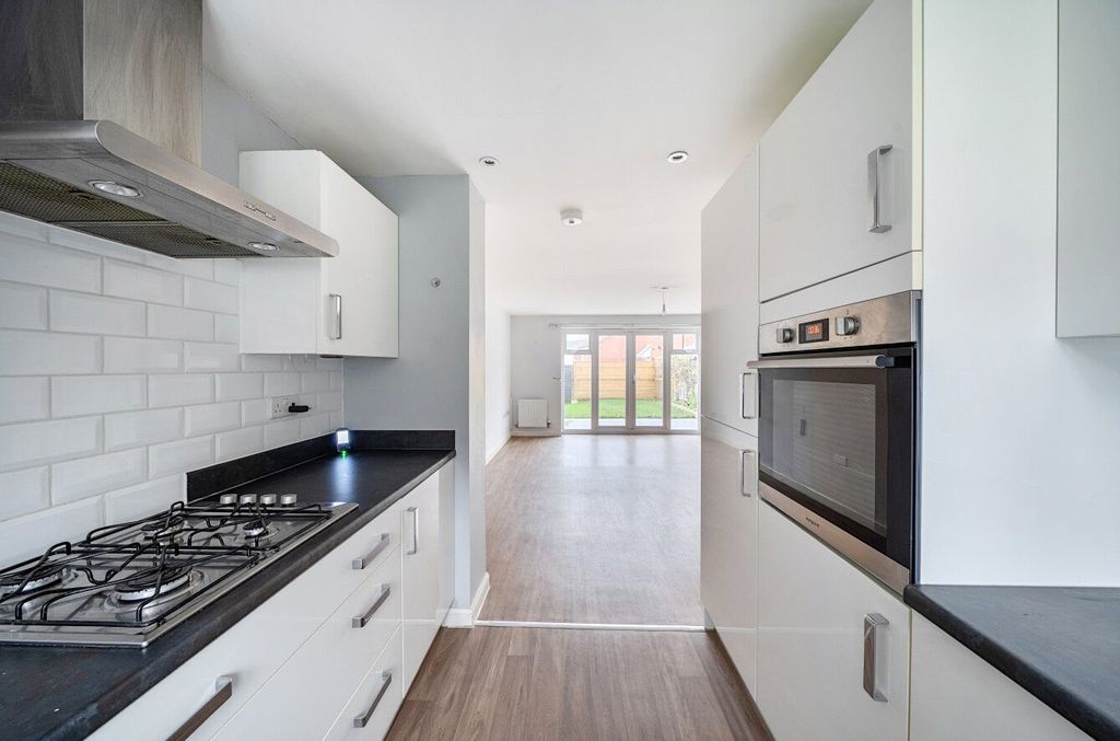 Property photo 3 of 19 Kitchen