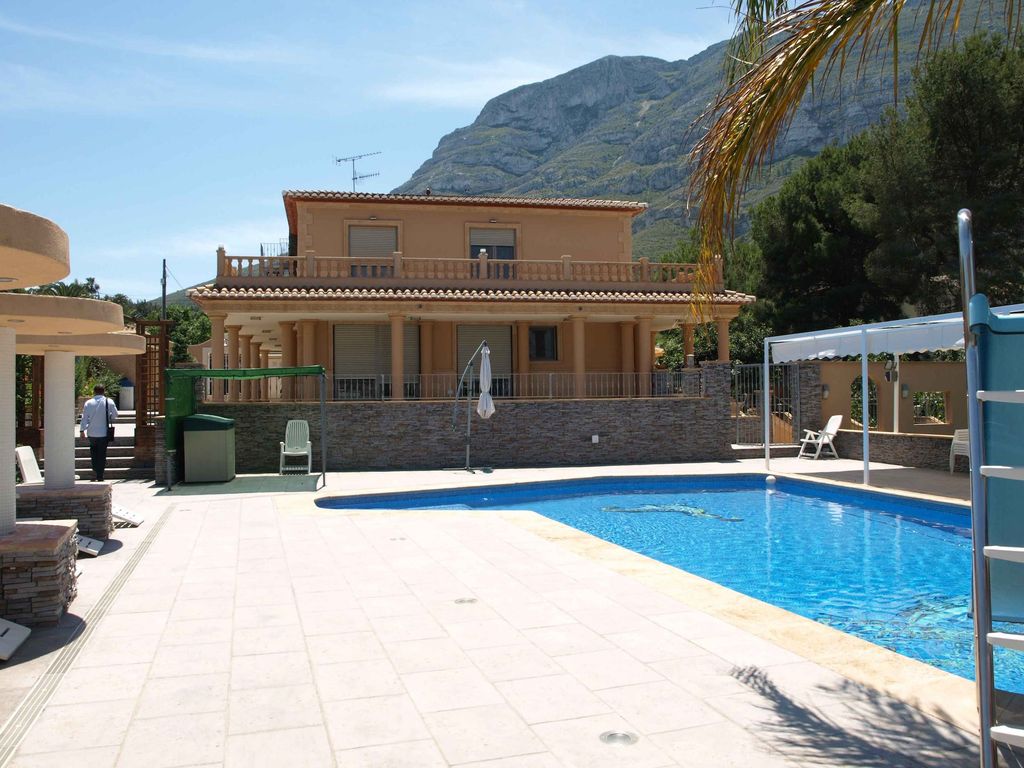 Property photo 1 of 50