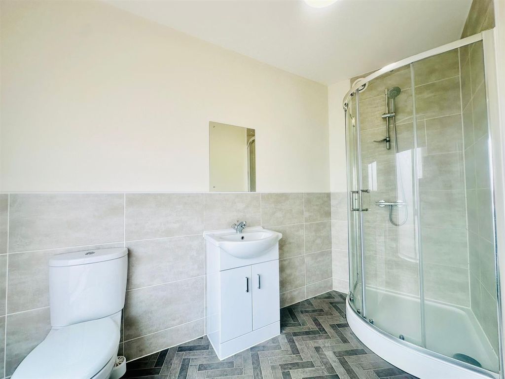 Property photo 3 of 12 En Suite