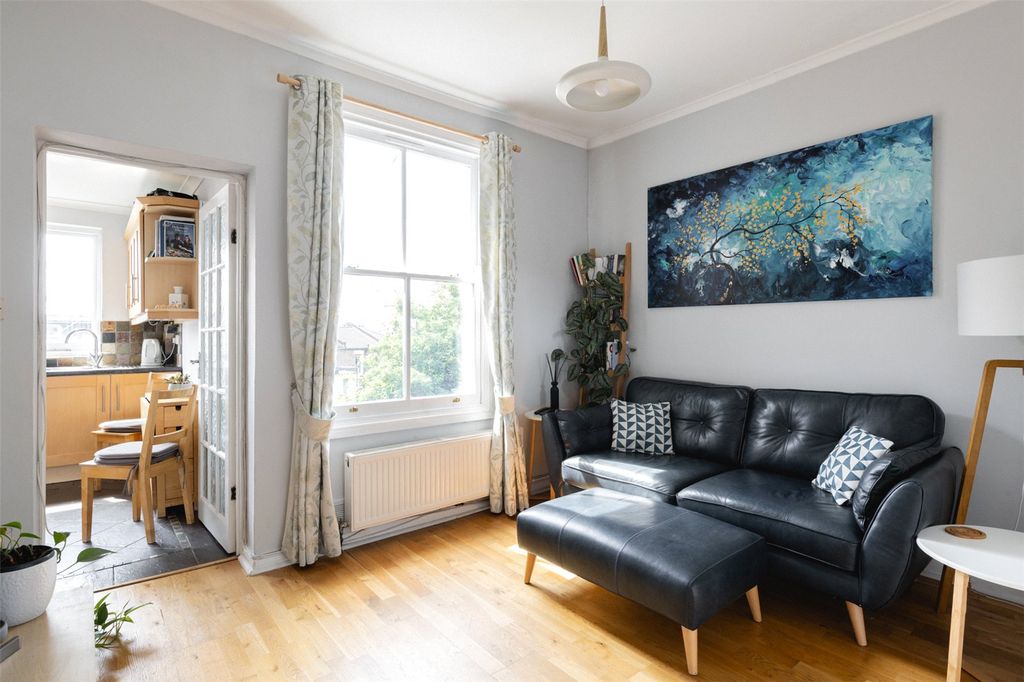 Property photo 1 of 11 Lauriston Road E9