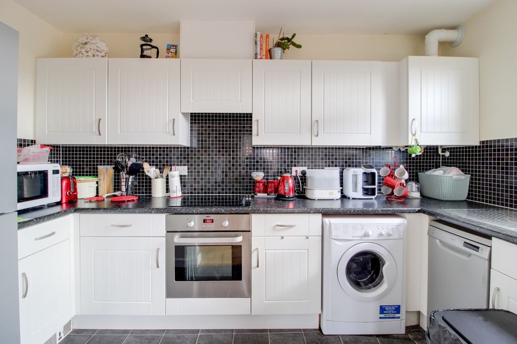 Property photo 3 of 8 Kitchen