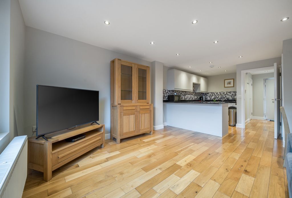 Property photo 3 of 10 1376803-11-691208...