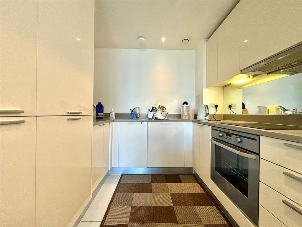 Property photo 3 of 9 Kitchen