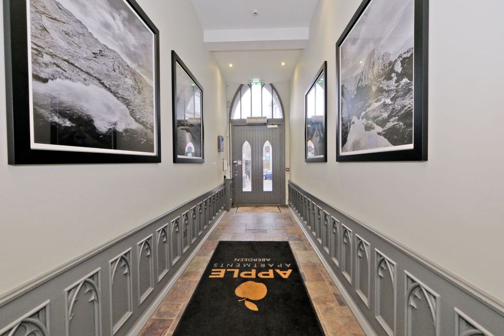Property photo 2 of 17 Hallway