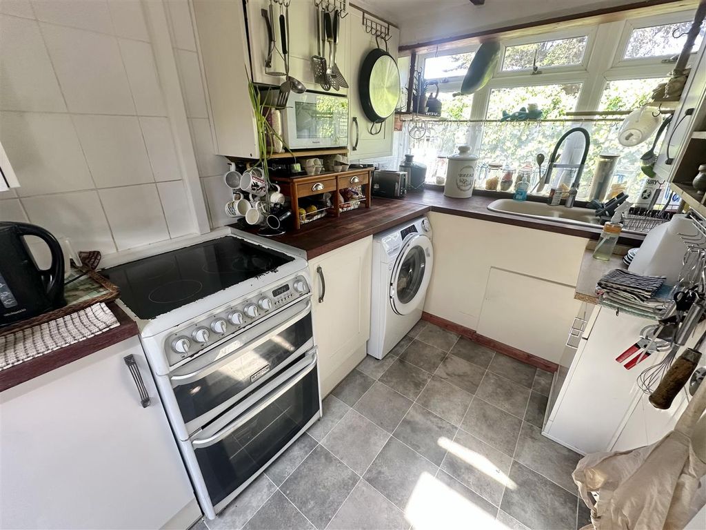 Property photo 3 of 12 Kitchen