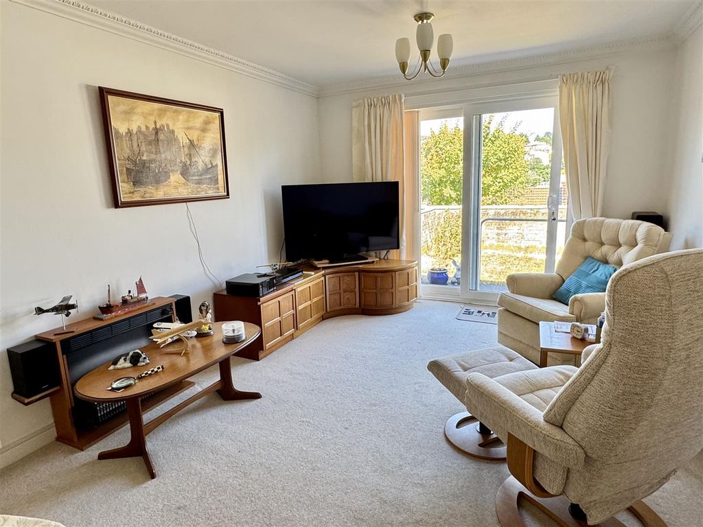 Property photo 2 of 18 Lounge: