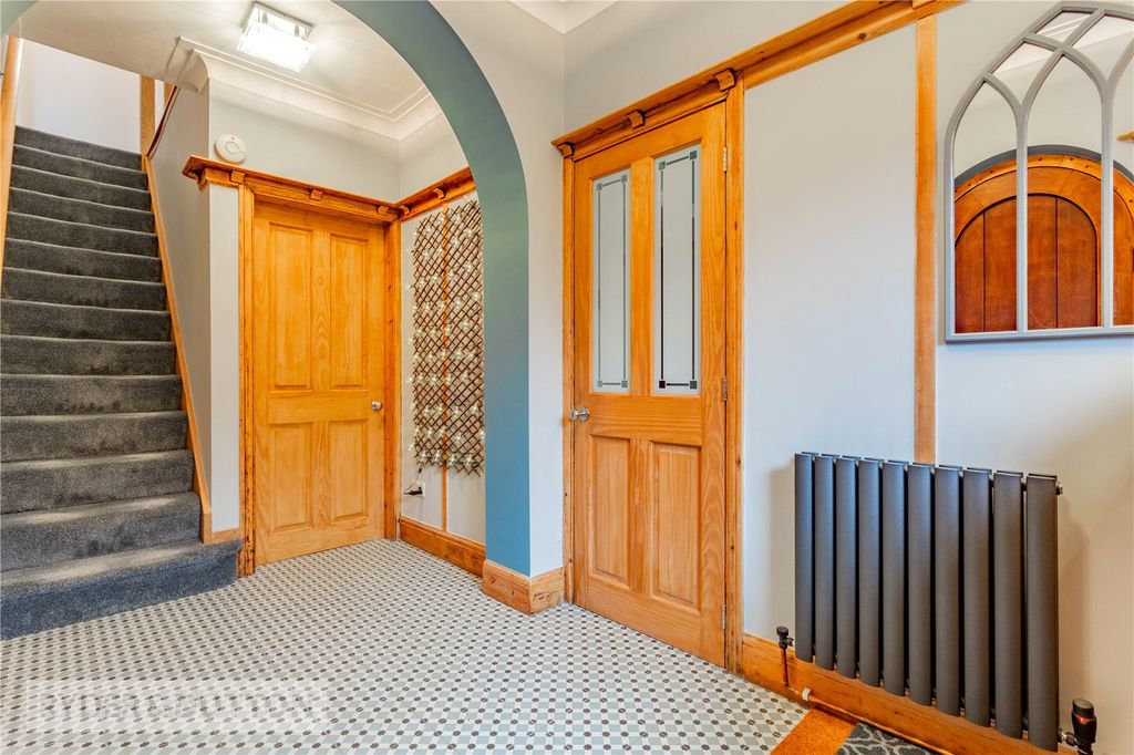 Property photo 3 of 35 Entrance Hall