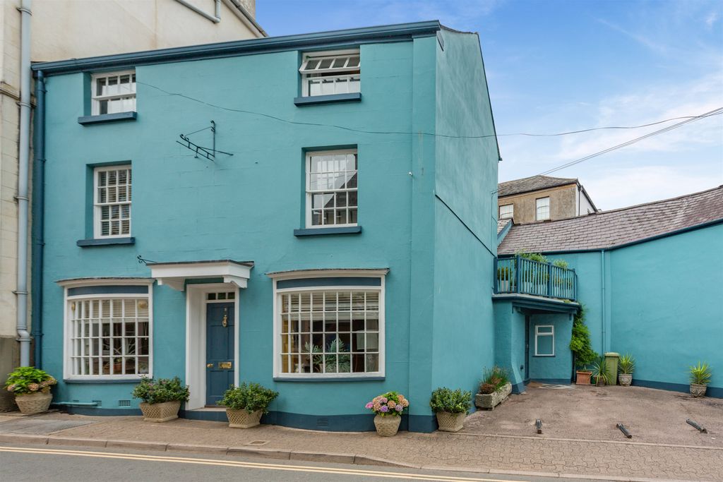 Property photo 1 of 28