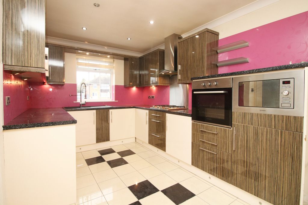 Property photo 2 of 25