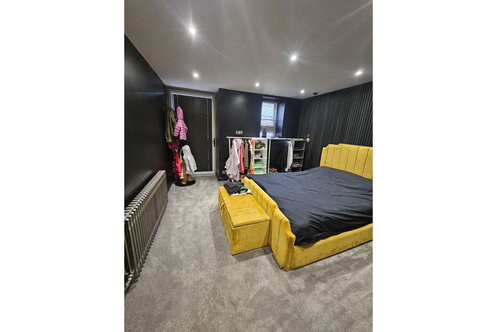 Property photo 3 of 10 Master Bedroom