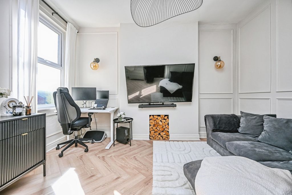 Property photo 3 of 16 Pbox-Img.Jpg