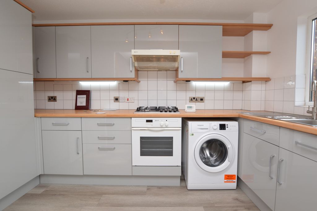 Property photo 2 of 7 Kitchen