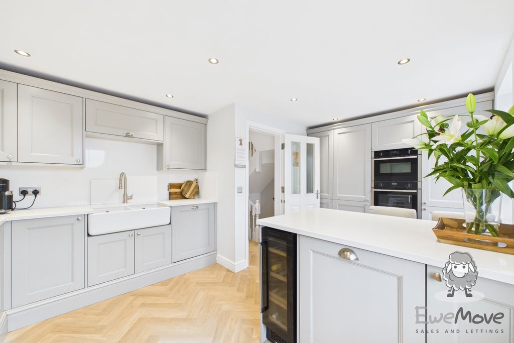 Property photo 3 of 16 Cam03047G0-Pr0040-Still001