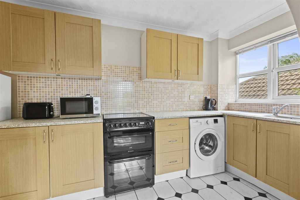 Property photo 2 of 11 17 Lawsone Rise, Hp13 5Ns-6.Jpg