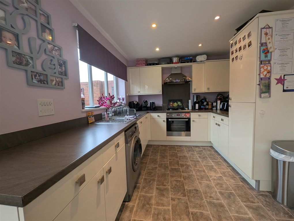 Property photo 2 of 16 Kitchen/Conservatory