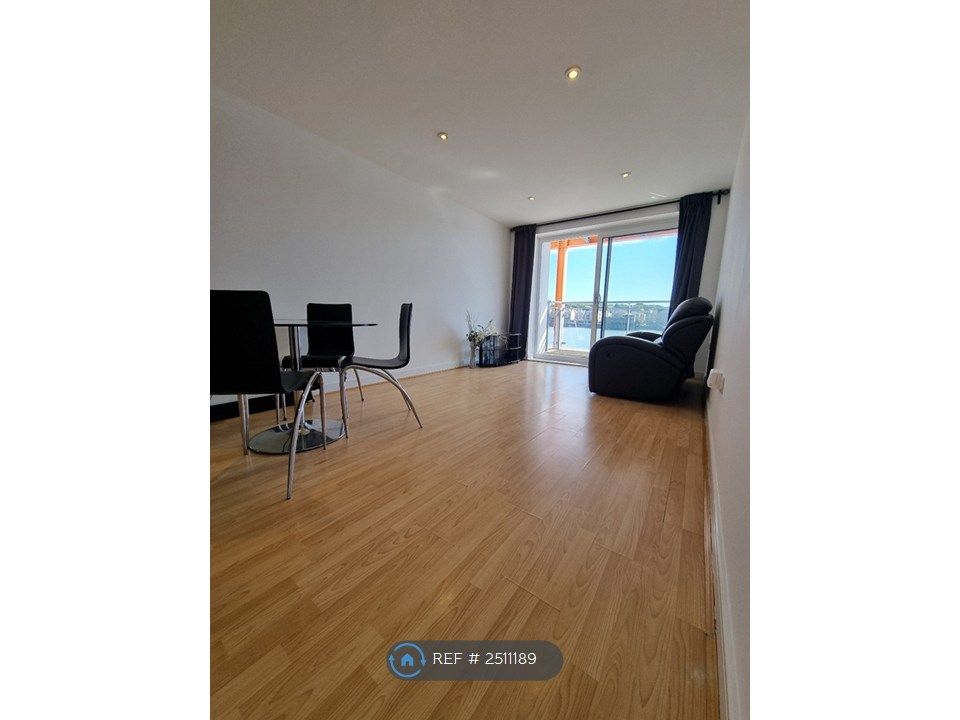 Property photo 2 of 6 Bright &amp; Spacious Living Room