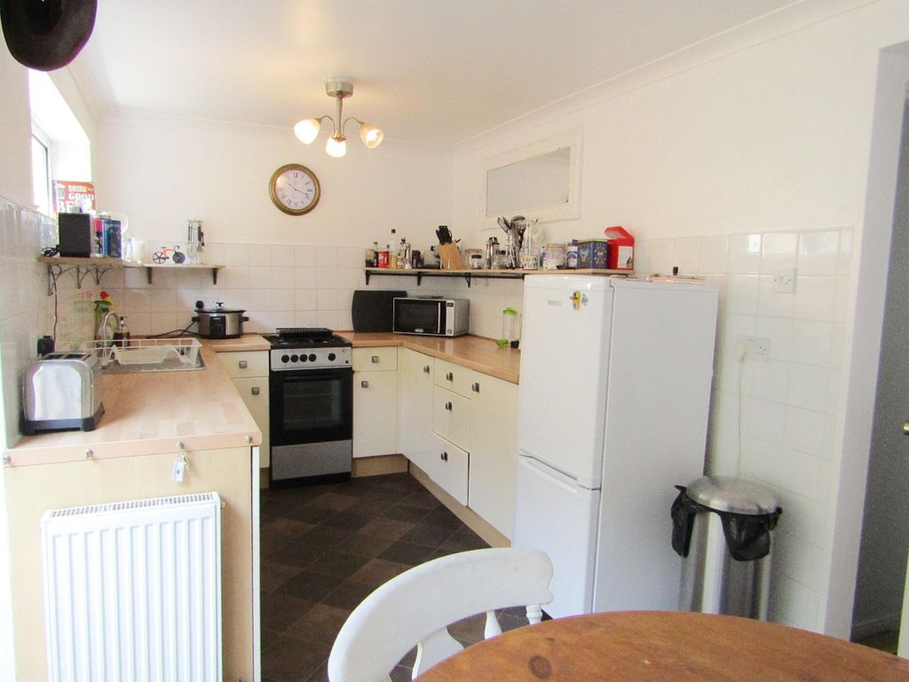 Property photo 3 of 10 Kitchen