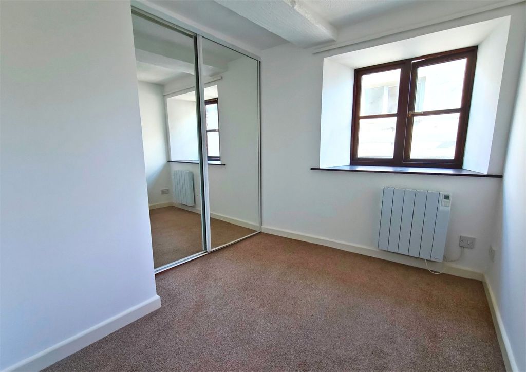 Property photo 3 of 9 Bedroom