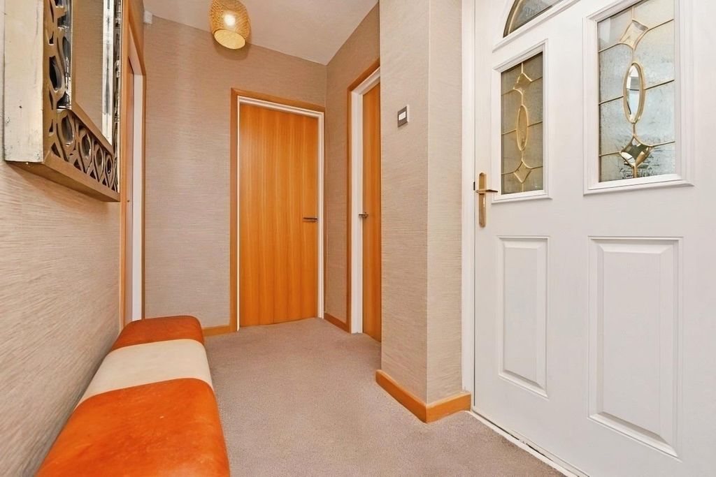 Property photo 2 of 41 Entrance Hall