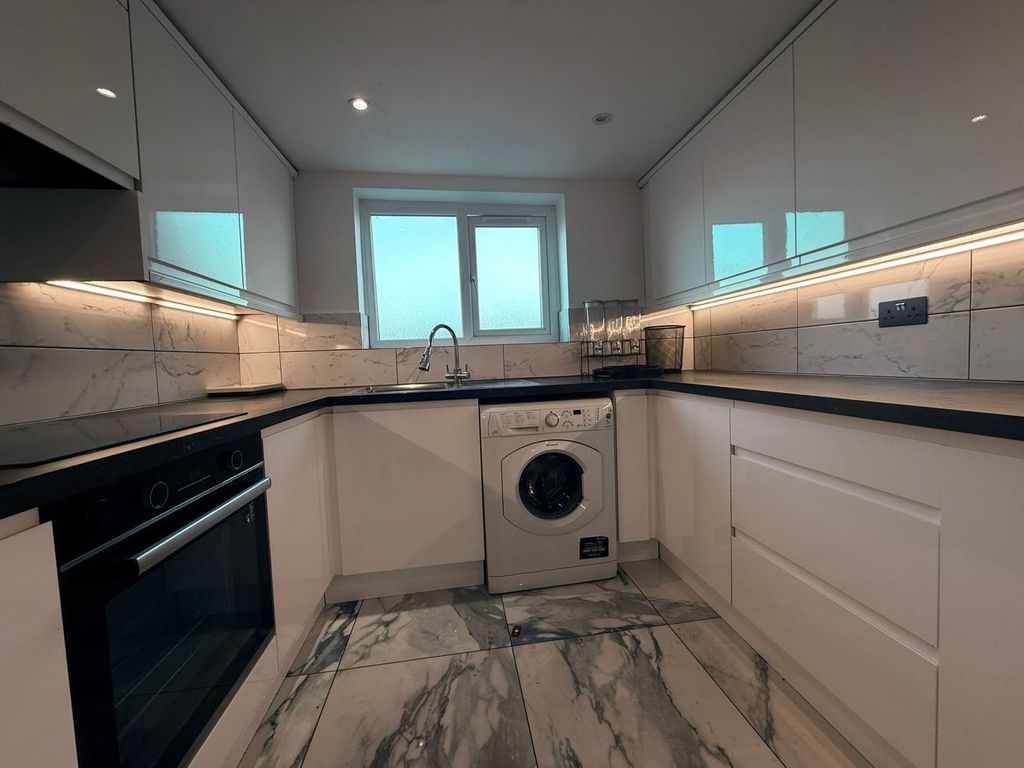 Property photo 1 of 8 Two Bedroom First Floor Flat Off Ilford Lane- Families Only