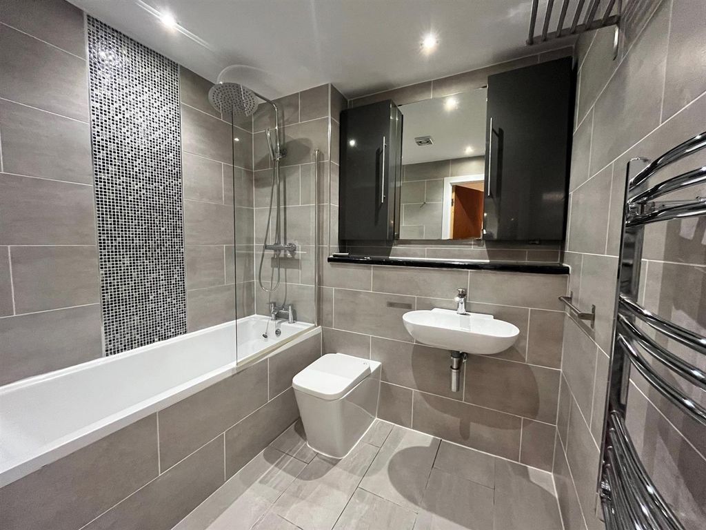 Property photo 3 of 12 Bathrrom