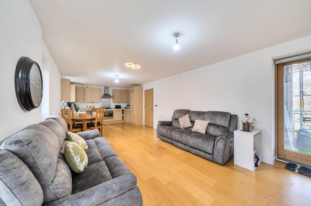Property photo 3 of 11 -69d522Ef27Afd-l-1438946-3-69ce3E6964675.Jpg