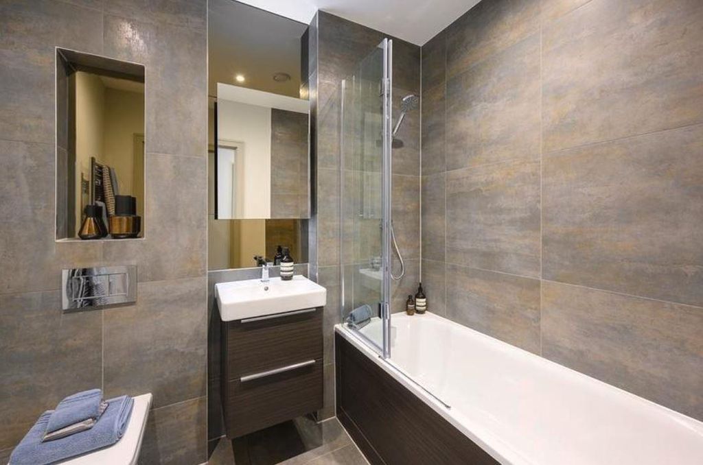 Property photo 2 of 5 Bathroom.Jpg