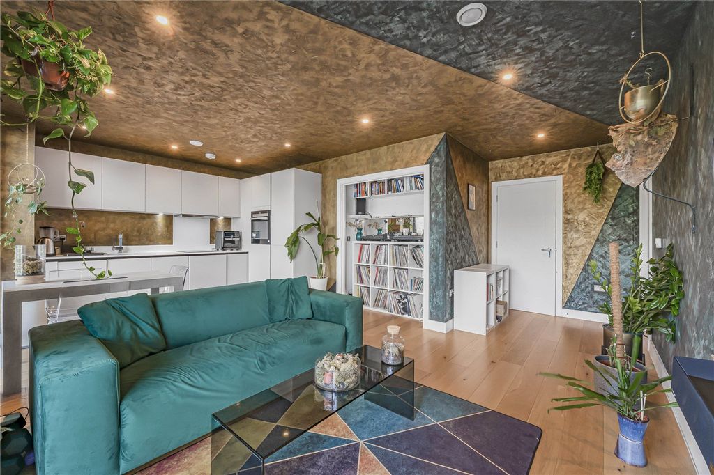 Property photo 3 of 17 Reception/Kitchen