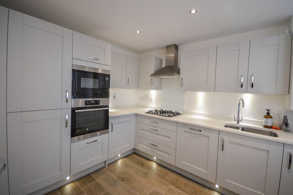 Property photo 3 of 21 Kitchen