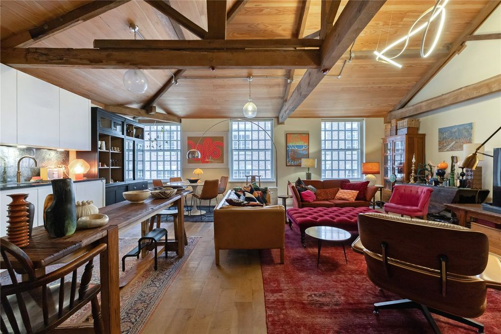 Property photo 2 of 23 Lounge