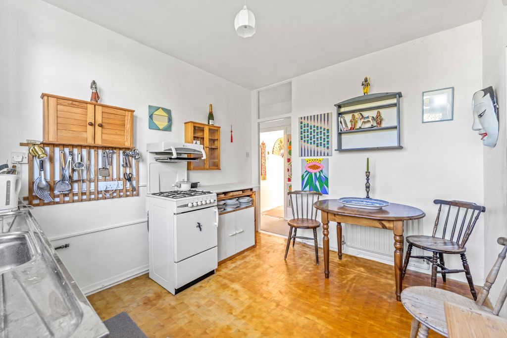 Property photo 3 of 13 90 Clifden Court Tw1-8