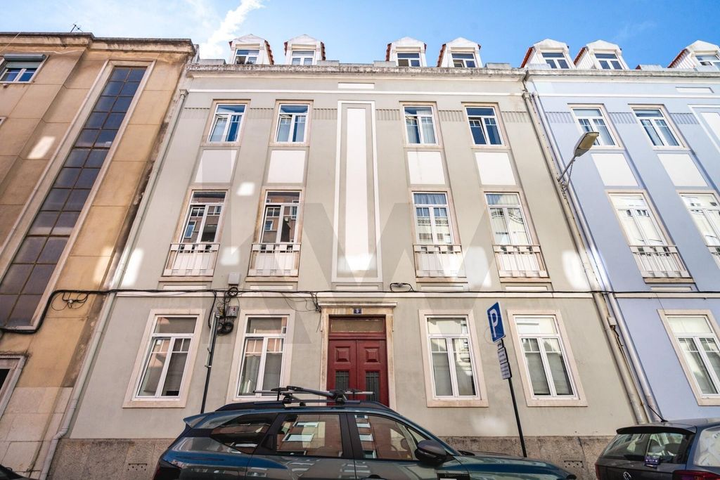 Property photo 1 of 29 Three-Bedroom Apartment, 93 m², With Traditional Character | Campo De Ourique, Lisbon