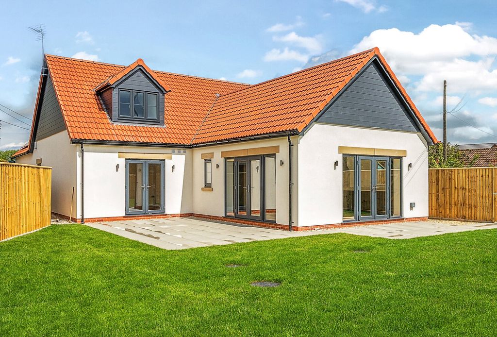 Property photo 1 of 9 Tudor House