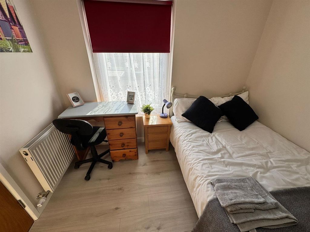 Property photo 2 of 7 Ensuite Room 5