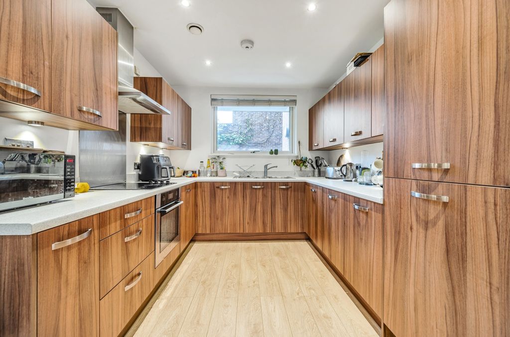 Property photo 3 of 20 Kitchen (5)