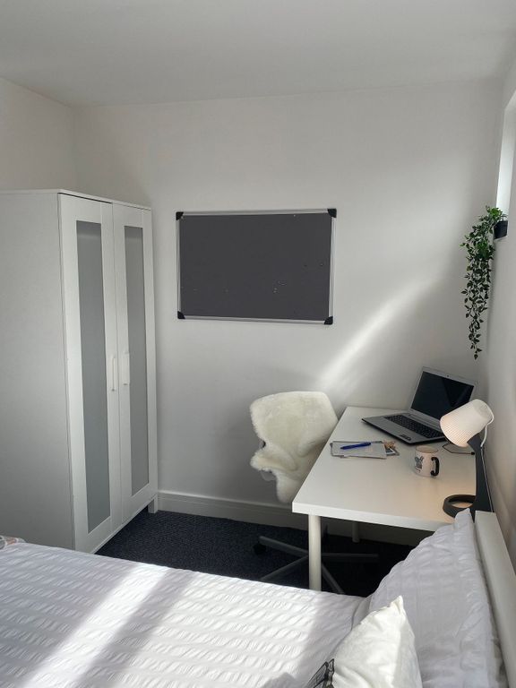 Property photo 3 of 21 Experience A Cozy Double Bedroom, Featuring Ample ...