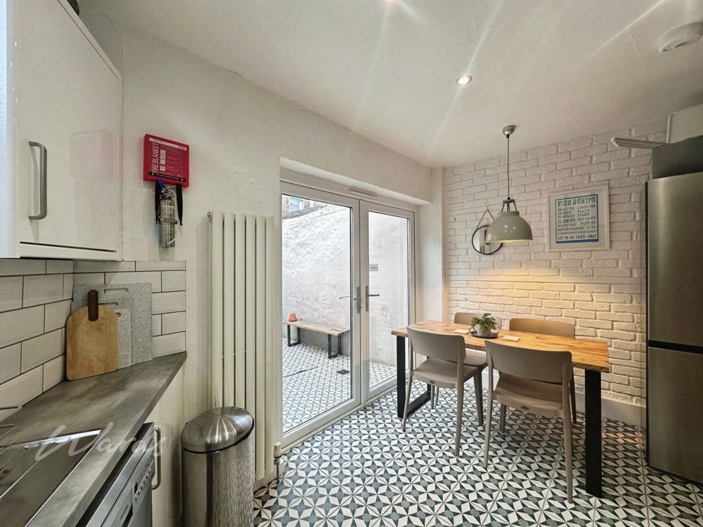 Property photo 2 of 10 Waterloo Kitchen ...