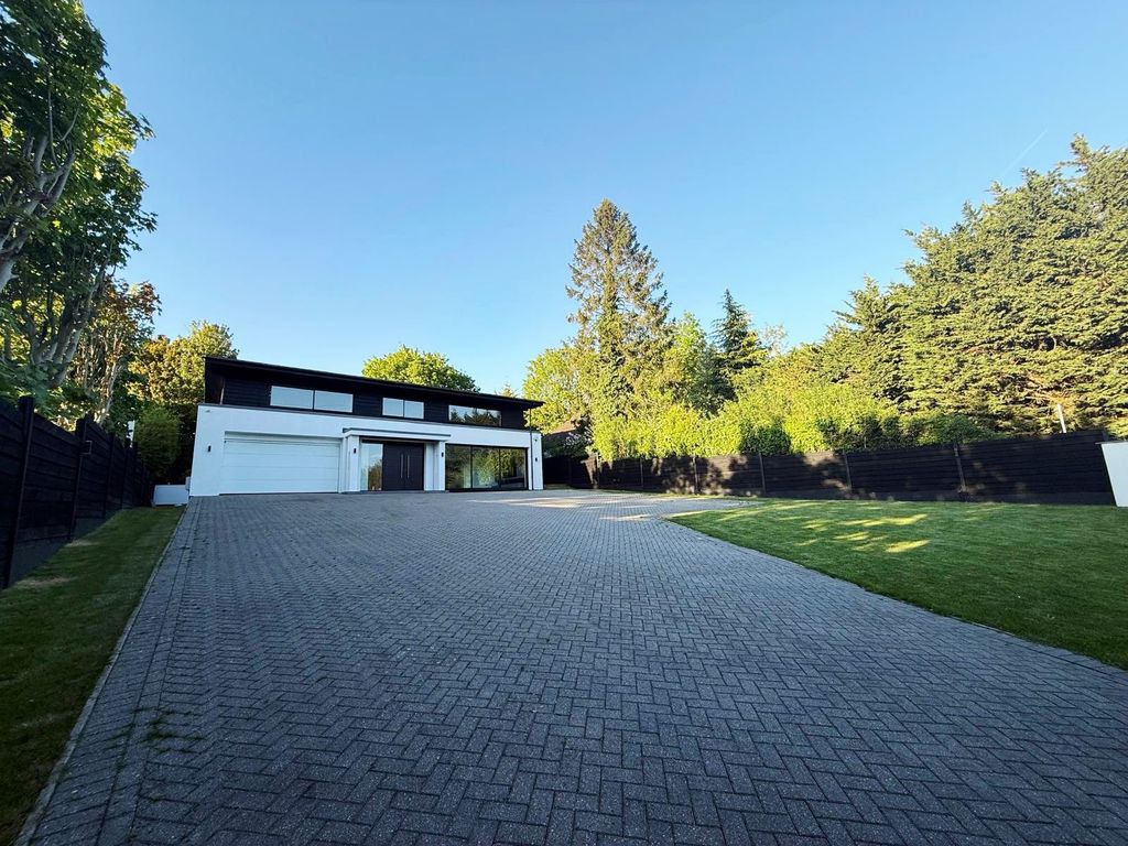 Property photo 1 of 23 An Exceptional, Architecturally Striking Five-Bedroom, Three-Bathroom Detached Residence, Showcasing Contemporary Design At Its Finest. At The Heart Of The Home Lies A Bespoke Poggenpohl Kitchen, Beautifully Appointed With Premium Finishes And Complemente