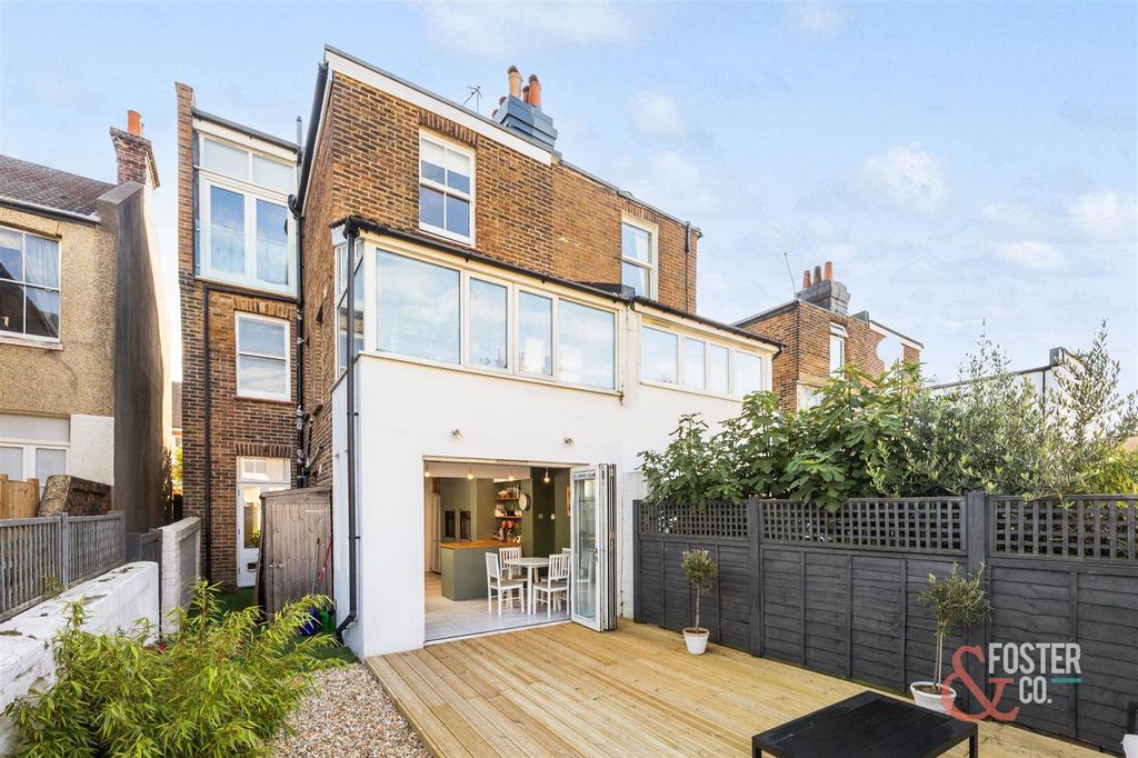 Property photo 2 of 25 Chanctonbury Road_11-012.Jpg