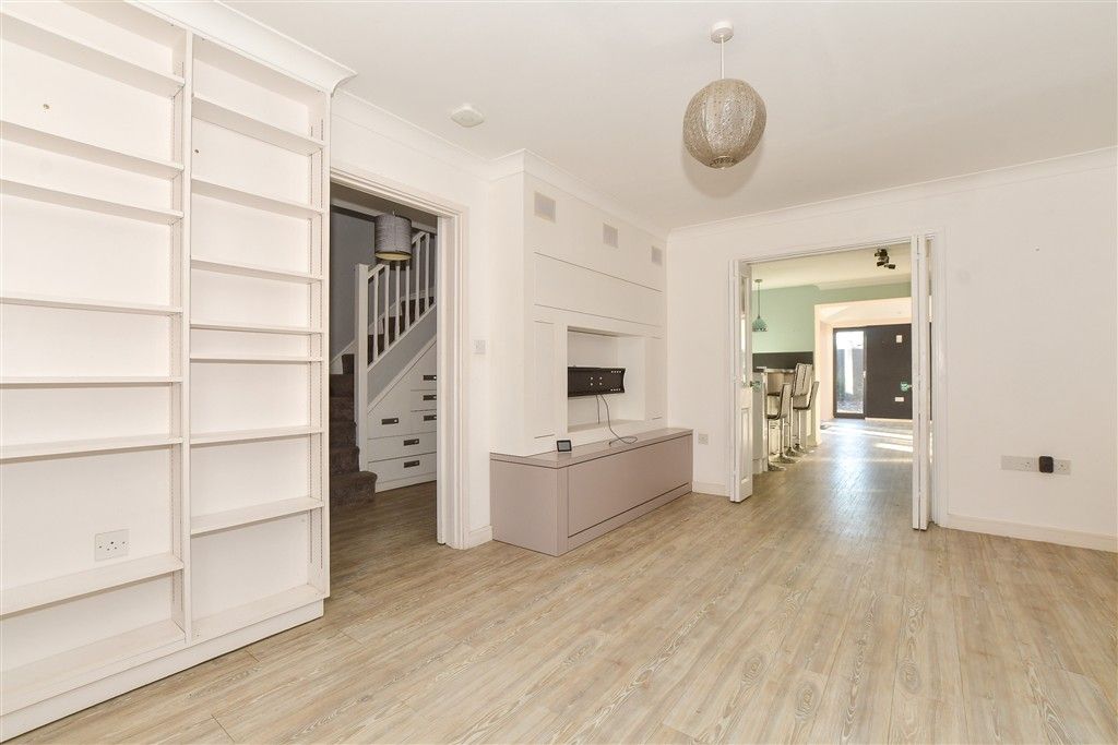 Property photo 3 of 23 Lounge