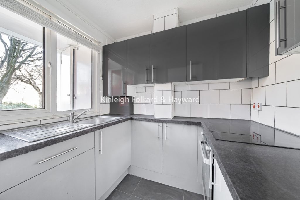 Property photo 1 of 6 B6494380-8d4d-4191-A