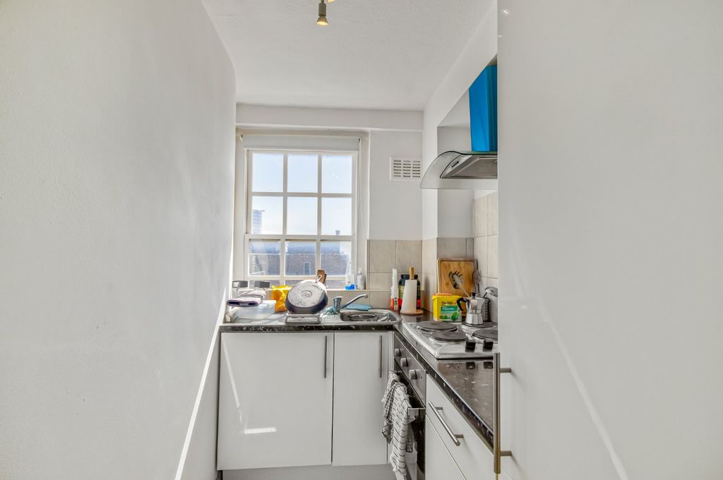 Property photo 3 of 11 Kitchen