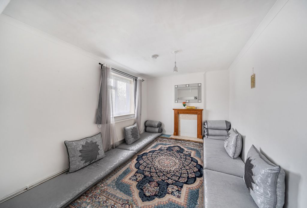 Property photo 3 of 12 1408647-12-6989Ec...