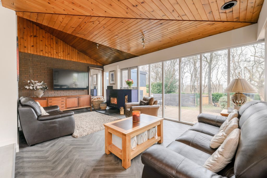 Property photo 2 of 32 Lounge 1